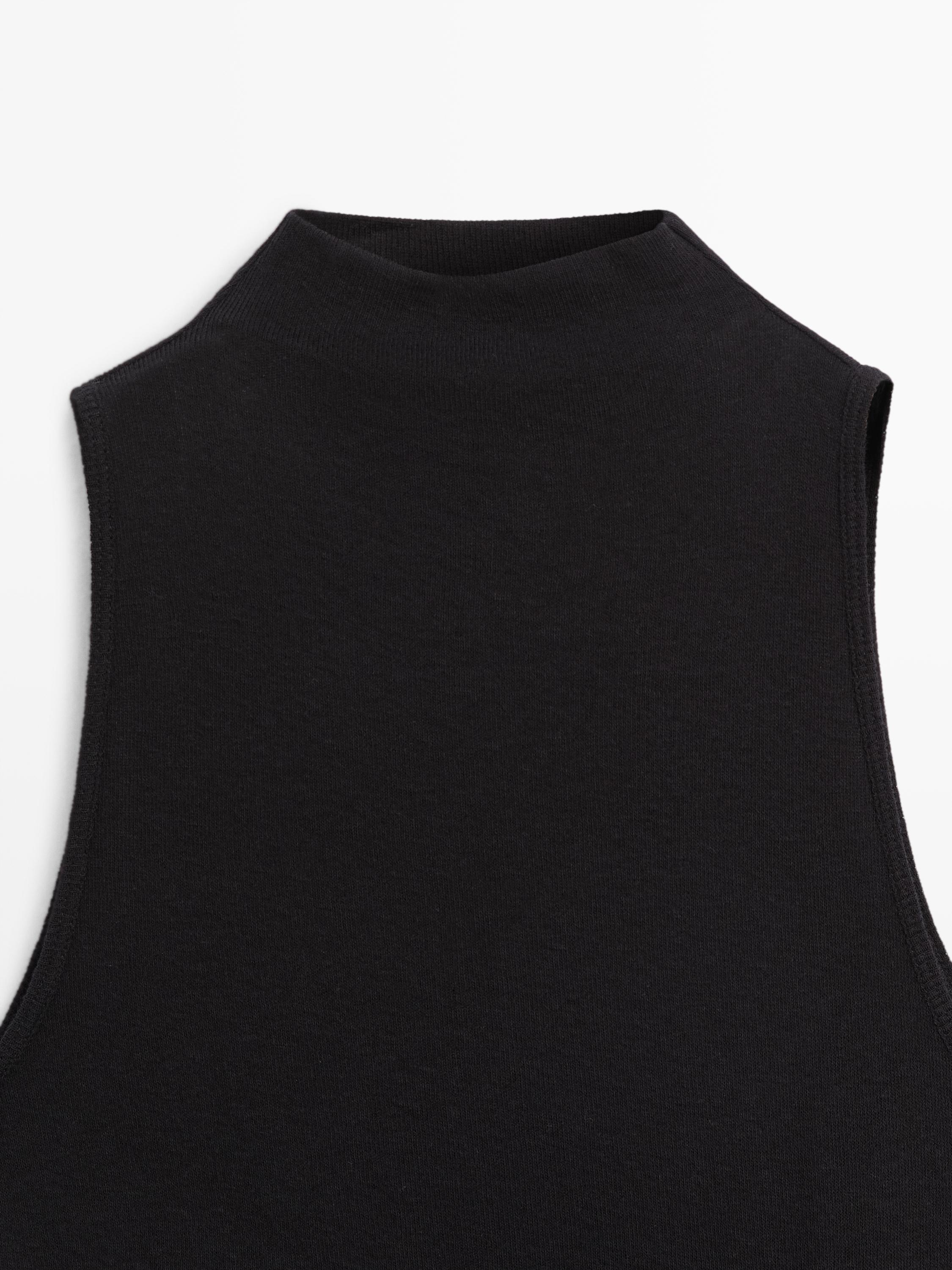 Top à col cheminée avec broche